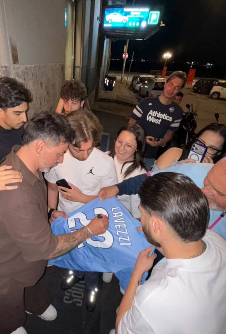 Da Denis a Lavezzi, quanti ex azzurri a Napoli: il Pocho invaso da tifosi! – LE FOTO - immagine 5