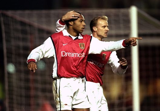 Bergkamp abbraccia Henry dopo un gol dell'Arsenal, 1999. (Foto di Gary Prior /Allsport) Liverpool-Arsenal, sfida tra top XI: il pronostico dell’intelligenza artificiale- immagine 4
