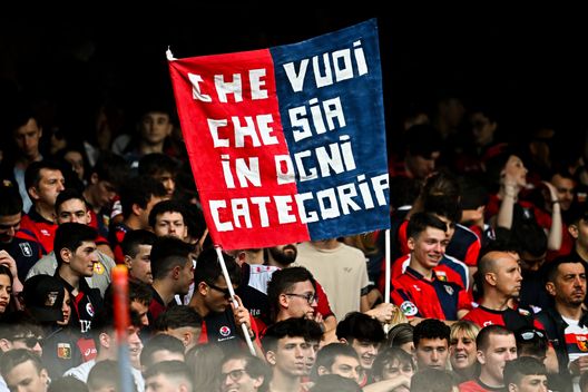 GENOVA, ITALIA - 21 MAGGIO: Tifosi del Genoa sugli spalti prima del calcio d'inizio della partita di Serie A tra Genoa CFC e Bologna Fc allo Stadio Luigi Ferraris il 21 maggio 2022 a Genova, Italia. (Foto di Getty Images) Bologna-Genoa: la partita sugli spalti. Due tifoserie a confronto- immagine 6