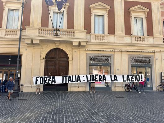 Lazio, prosegue la protesta dei tifosi: un altro striscione contro Lotito – FOTO- immagine 2