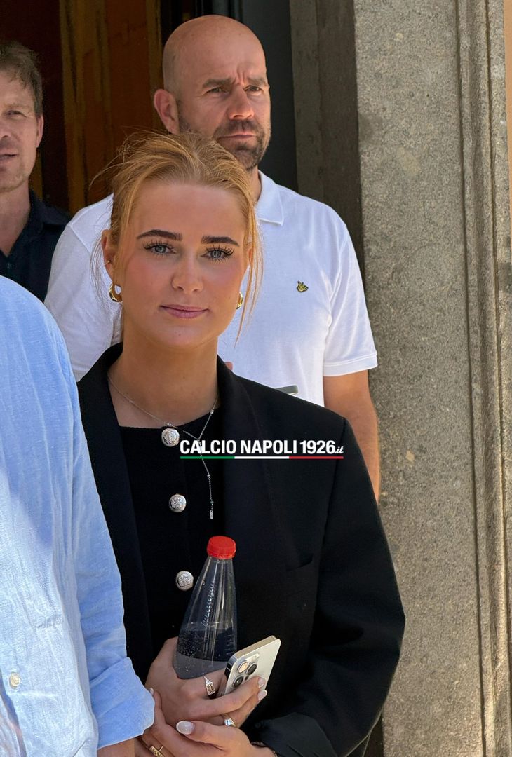 Hojlund è a Villa Stuart con la sua ragazza: gli scatti della bella Laura! - GALLERY