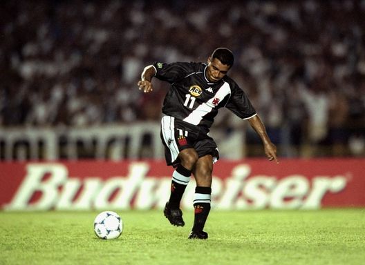 14 gennaio 2000: Romario del Vasco de Gama in azione durante la finale del Campionato Mondiale per Club contro il Corinthians, giocata allo stadio Maracanã di Rio de Janeiro, in Brasile. Il Corinthians si aggiudicò il trofeo, vincendo 4-3 ai rigori dopo che i tempi supplementari si erano conclusi a reti inviolate. Crediti obbligatori: Shaun Botterill /Allsport Mondiale per Club 2000: il progetto visionario di Silvio Berlusconi- immagine 2