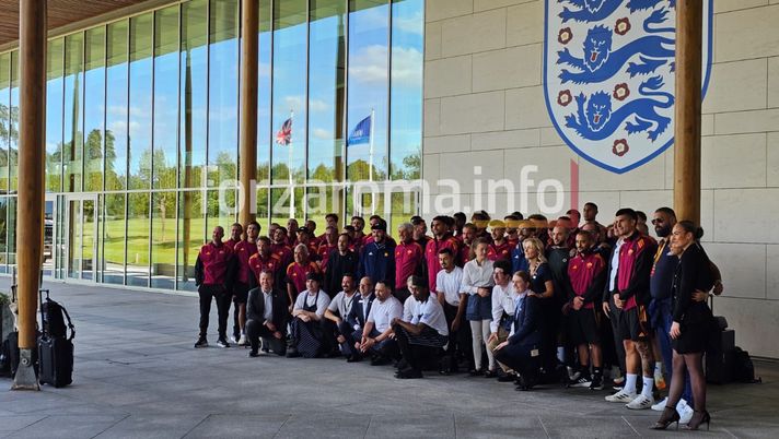 La Roma lascia St. George’s Park: squadra arrivata a Liverpool - immagine 1