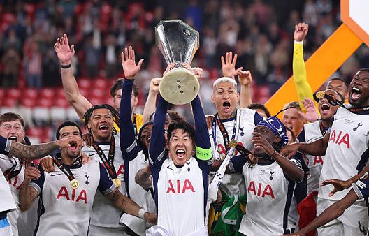 Il Tottenham celebra la vittoria dell'Europa League 2024-25. Tottenham