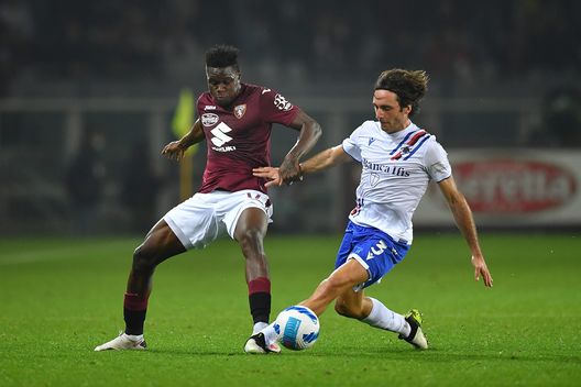 TURIN, ITALY - OCTOBER 30: Wilfried Singo of Torino FC is challenged by Tommaso Augello of UC Sampdoria during the Serie A match between c at Stadio Olimpico di Torino on October 30, 2021 in Turin, Italy. (Photo by Valerio Pennicino/Getty Images) Tra l’espulsione dopo 14′ e la panchina con l’Udinese: Singo a Roma per il riscatto- immagine 2