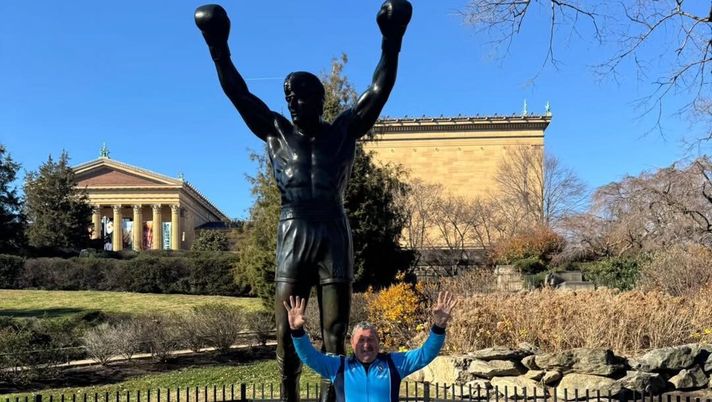 Starace è carico in vista del 'big match' tra Roma e Napoli: l'augurio per gli uomini di Conte mentre posa sotto la statua di Rocky Balboa. starace napoli