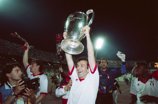 ATHENS, GREECE - MAY 18: AC Milan player Dejan Savicevic holds aloft the trophy after the 1994 UEFA European Cup Final victory against Barcelona on May 18th, 1994 in Athens, Greece. (Photo by Shaun Botterill/Allsport/Getty Images/Hulton Archive) milan-barcellona-partite-importanti-storiche-champions-league-formazioni-ricordi-memories-amarcord