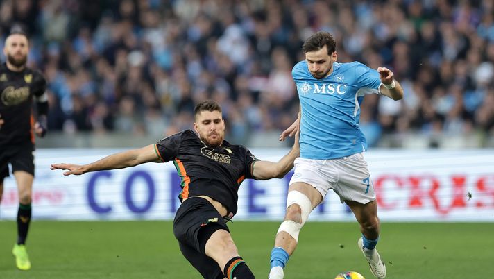 NAPLES, ITALY - DECEMBER 29: Khvicha Kvaratskhelia of Napoli battles for possession with Giorgio Altare of Venezia during the Serie A match between Napoli and Venezia at Stadio Diego Armando Maradona on December 29, 2024 in Naples, Italy. (Photo by Francesco Pecoraro/Getty Images) Da Parigi: “I tifosi si aspettano grandi giocate da Kvara! Può fare meglio di…” - immagine 1