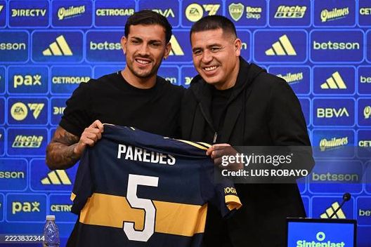 Leandro Paredes con Riquelme il giorno della presentazione al Boca Juniors. (Photo by Luis ROBAYO / AFP) (Photo by LUIS ROBAYO/AFP via Getty Images) Boca Juniors, testa all’Union: possibile prima convocazione per Paredes- immagine 2