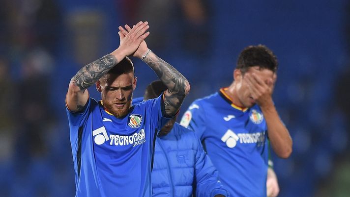 GETAFE, SPAIN - NOVEMBER 10: Vitorino Antunes (left) and Jaime Mata of Getafe CF react after losing 1-0 to Valencia CF during the La Liga match between Getafe CF and Valencia CF at Coliseum Alfonso Perez on November 10, 2018 in Getafe, Spain. (Photo by Denis Doyle/Getty Images) Antunes saluta il Getafe