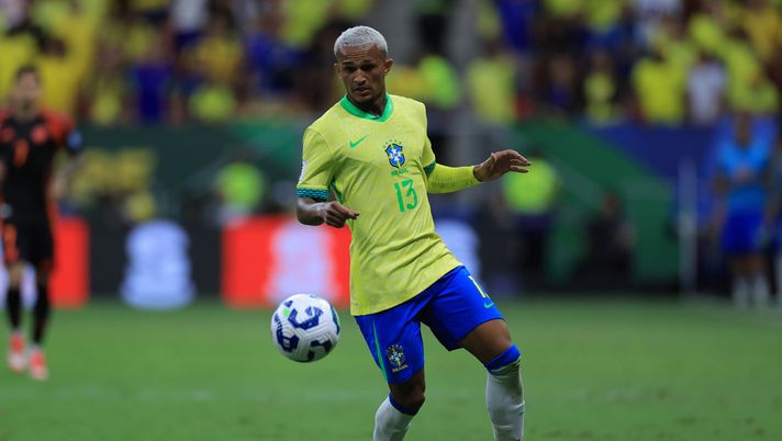 BRASILIA, BRAZIL - MARCH 20: Wesley França of Brazil controls the ball during the South American FIFA World Cup 2026 Qualifier match between Brazil and Colombia at Mane Garrincha Stadium on March 20, 2025 in Brasilia, Brazil. (Photo by Buda Mendes/Getty Images) Roma, tegola per Wesley: salterà il Mondiale per infortunio - immagine 1