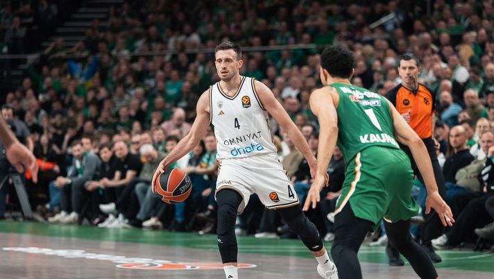 KAUNAS, LITHUANIA - APRIL 07: Aleksa Avramovic, #4 of Dubai Basketball during the EuroLeague match between Zalgiris Kaunas and Dubai Basketball at Zalgirio Arena on April 07, 2026 in Kaunas, Lithuania. (Photo by Eitvydas Kinaitis/Euroleague Basketball via Getty Images) Dubai-Efes: dove vedere gratuitamente il match - immagine 1