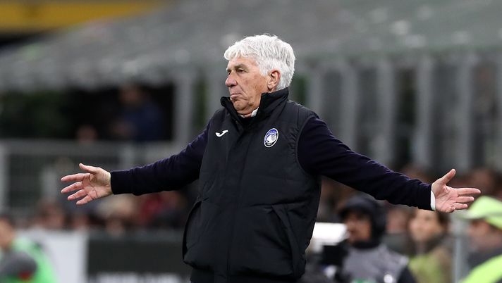 MILAN, ITALY - APRIL 20: Gian Piero Gasperini, Head Coach of Atalanta, reacts during the Serie A match between AC Milan and Atalanta at Stadio Giuseppe Meazza on April 20, 2025 in Milan, Italy. (Photo by Marco Luzzani/Getty Images) Atalanta, Gasperini salutato con un’emozionante lettera d’addio - immagine 1