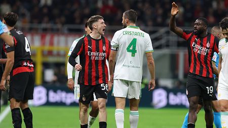 Saelemaekers esulta maignan-para-e-saelemaekers-esulta-di-fronte-allarbitro