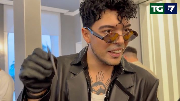 Sanremo, The Kolors regalano preservativi: “Da usare mentre si ascolta la nostra canzone” Sanremo, The Kolors regalano preservativi: “Da usare mentre si ascolta la nostra canzone” - immagine 1