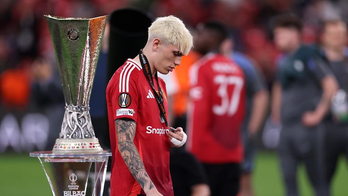 BILBAO, SPAIN - MAY 21: Alejandro Garnacho of Manchester United walks past the UEFA Europa League trophy after his team's defeat in the UEFA Europa League Final 2025 between Tottenham Hotspur and Manchester United at Estadio de San Mames on May 21, 2025 in Bilbao, Spain. (Photo by Ryan Pierse/Getty Images) Mercato, Garnacho lascerà lo United. Per gli analisti di SciSports la Roma è l’ideale - immagine 1