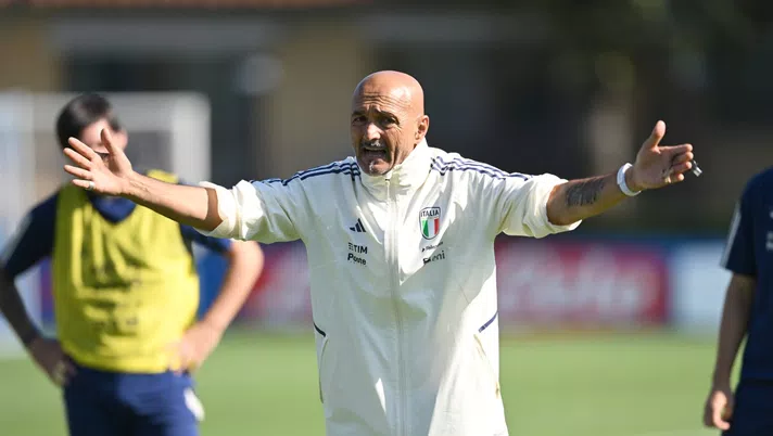 Il Ct Spalletti mostra il tatuaggio dello scudetto vinto col Napoli anche in Nazionale