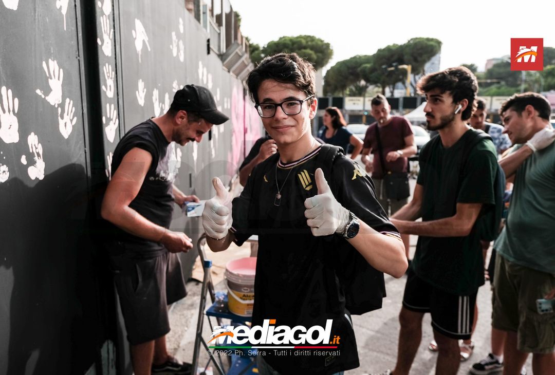 FOTO Palermo, le impronte rosa sul murales del ‘Renzo Barbera’ (Gallery) - immagine 50