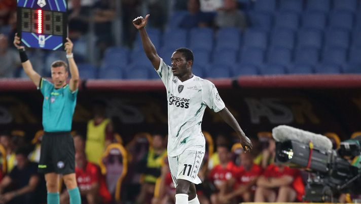 ROME, ITALY - AUGUST 25: Emmanuel Gyasi of Empoli celebrates scoring his team's first goal during the Serie A match between AS Roma and Empoli at Stadio Olimpico on August 25, 2024 in Rome, Italy. (Photo by Paolo Bruno/Getty Images) Roma-Empoli, Gyasi: “Abbiamo preparato bene la partita attaccando il secondo palo” - immagine 1