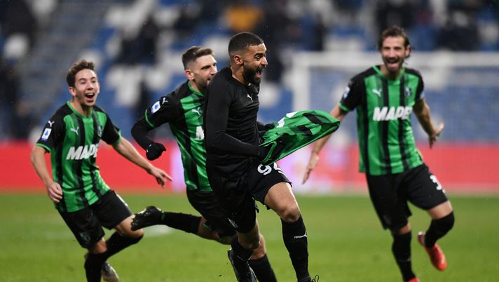 REGGIO NELL'EMILIA, ITALY - DECEMBER 01: Gregoire Defrel of U.S. Sassuolo Calcio celebrates after scoring a goal that is later disallowed during the Serie A match between US Sassuolo v SSC Napoli at Mapei Stadium - Citta' del Tricolore on December 01, 2021 in Reggio nell'Emilia, Italy. (Photo by Alessandro Sabattini/Getty Images) Defrel, derby personale: dopo l’esperienza al Sassuolo firma col Modena - immagine 1