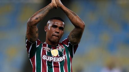 Douglas Costa saluta la Fluminense