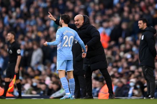 Bernardo Silva del Manchester City parla con Pep Guardiola, allenatore del Manchester City. (Foto di Laurence Griffiths/Getty Images) Guardiola cambia le regole del Manchester City e sceglie il nuovo capitano- immagine 3