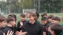 Modric incontra i giovani talenti del Milan: sorrisi e consigli