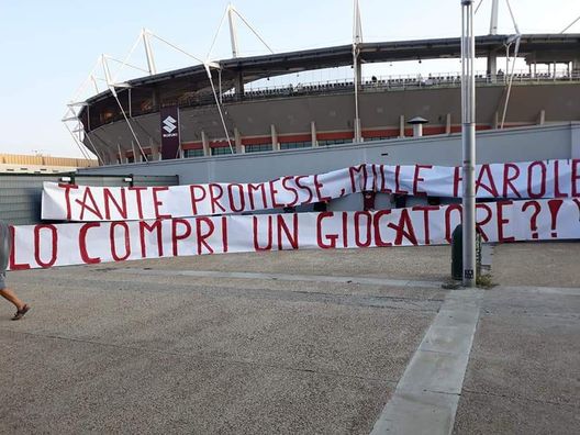 Torino, striscione fuori dall’Olimpico: “Tante promesse, mille parole. Lo compri un giocatore?!” - immagine 1