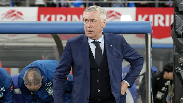 CHOFU, JAPAN - OCTOBER 14: Head coach Carlo Ancelotti of Brazil is seen prior to the international friendly match between Japan and Brazil at Tokyo Stadium on October 14, 2025 in Chofu, Tokyo, Japan. (Photo by Toru Hanai/Getty Images) Parla Ancelotti: “Serie A più equilibrata rispetto all’anno scorso. Milan? Possono vincere” - immagine 1