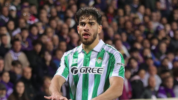 FLORENCE, ITALY - MAY 8: Abde Ezzalzouli of Real Betis Belompie celebrates after scoring a goal during the UEFA Conference League 2024/25 Semi Final First Leg match between ACF Fiorentina and Real Betis Balompie at Artemio Franchi on May 8, 2025 in Florence, Italy. (Photo by Gabriele Maltinti/Getty Images) Ezzalzouli ancora contro la Fiorentina? Lo vuole un club rampante in A - immagine 1