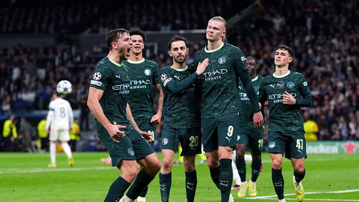 MADRID, SPAIN - DECEMBER 10: Erling Haaland of Manchester City celebrates with teammates after scoring his team's second goal from the penalty spot during the UEFA Champions League 2025/26 League Phase MD6 match between Real Madrid C.F. and Manchester City at Estadio Santiago Bernabeu on December 10, 2025 in Madrid, Spain. (Photo by Aitor Alcalde/Getty Images) Manchester City, Haaland e la sua esultanza misurata contro il Real: “Ispirata ad Achille” - immagine 1
