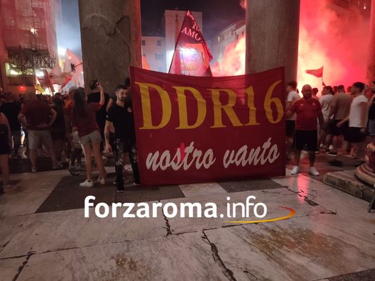La Roma compie 96 anni. I tifosi colorano la città. Coreografia sull’Isola Tiberina- immagine 4