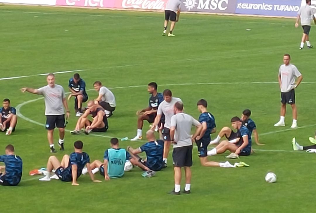 GALLERY Conte saluta con affetto tutti i suoi ragazzi al termine dell’allenamento - immagine 5