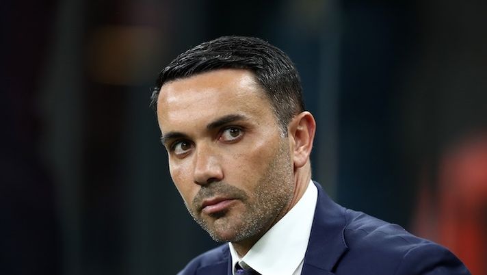 MILAN, ITALY - APRIL 05: Raffaele Palladino, Head Coach of Fiorentina, looks on prior to the Serie A match between AC Milan and Fiorentina at Stadio Giuseppe Meazza on April 05, 2025 in Milan, Italy. (Photo by Marco Luzzani/Getty Images) Palladino: “Gudmundsson, avrei rischiato di farlo stirare oggi: le sue condizioni e quelle di Kean…” - immagine 1