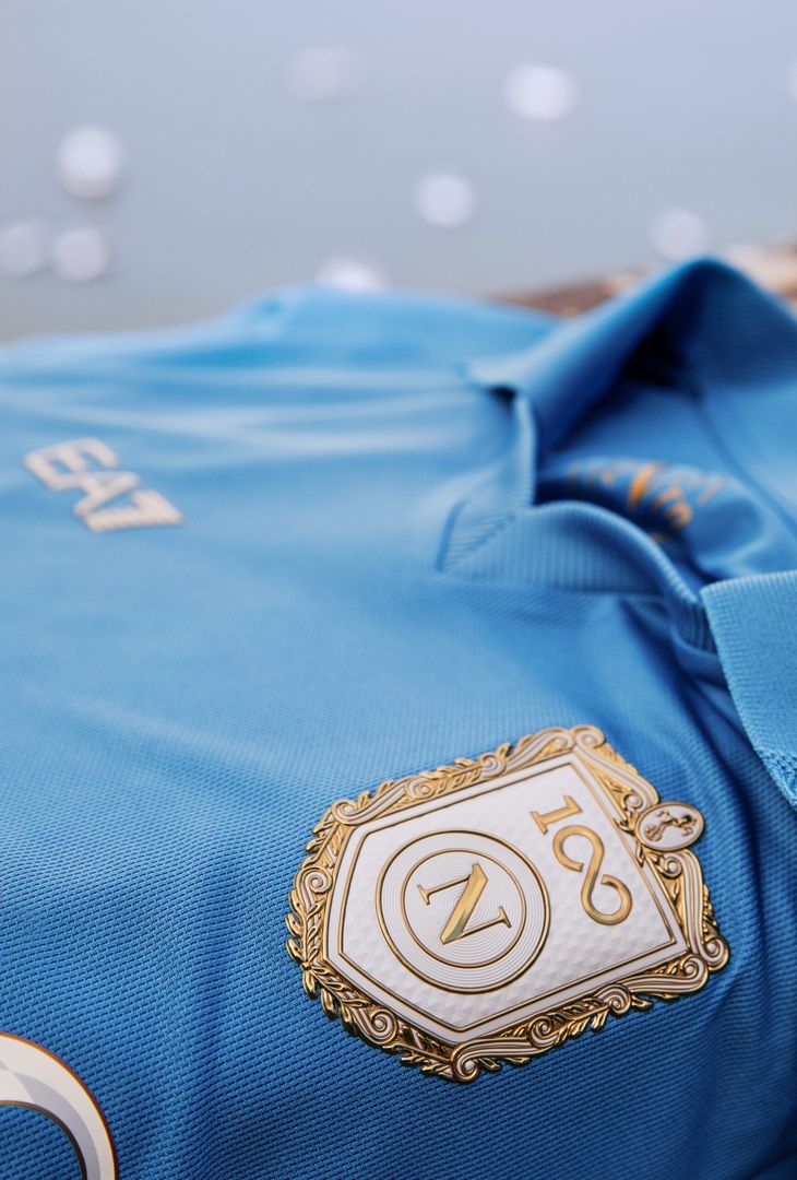 La bellezza della nuova maglia del Napoli con la città sullo sfondo – LE FOTO - immagine 6