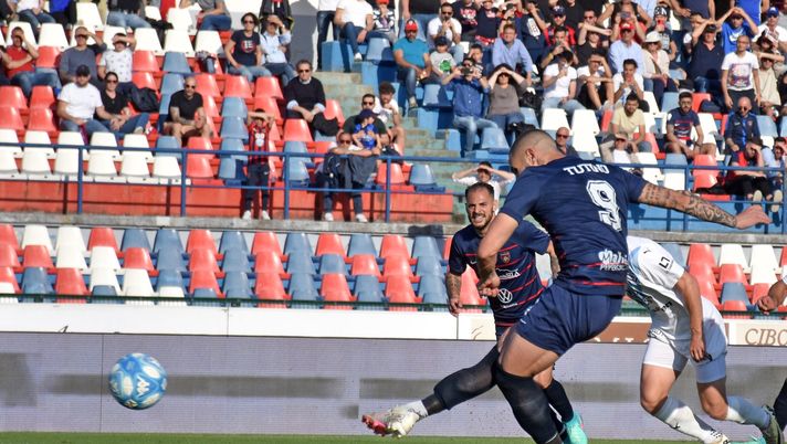Foto Andrea Rosito 13 Aprile 2024 Cosenza, Italia - sport, calcio - Cosenza vs Palermo  - Campionato di calcio Serie BKT 2023/2024 -  Stadio-San Vito-Gigi Marulla - Nella foto:  Gol Gennaro Tutino  Cosenza Reggiana