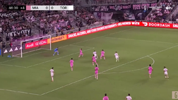Video – Bernardeschi segna “alla Messi” contro Messi: gol pazzesco