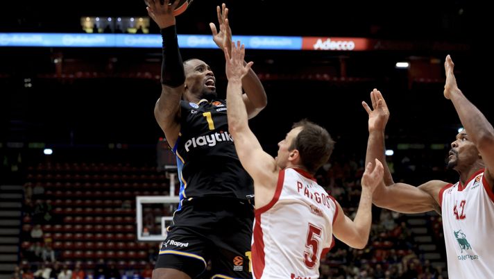 MILAN, ITALY - OCTOBER 31: Antonius Cleveland #1 of Maccabi Playtika Tel Aviv in action during the Turkish Airlines EuroLeague Regular Season Round 2 match between EA7 Emporio Armani Milan and Maccabi Playtika Tel Aviv at Mediolanum Forum on October 31, 2023 in Milan, Italy. (Photo by Giuseppe Cottini/Euroleague Basketball via Getty Images) Olimpia Milano, il Maccabi passa al Forum. E giovedì c’è il Monaco - immagine 1