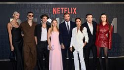 Victoria Beckham compie 50 anni. Il marito: “Posh Spice, donna d’affari e mia moglie. Ma…”