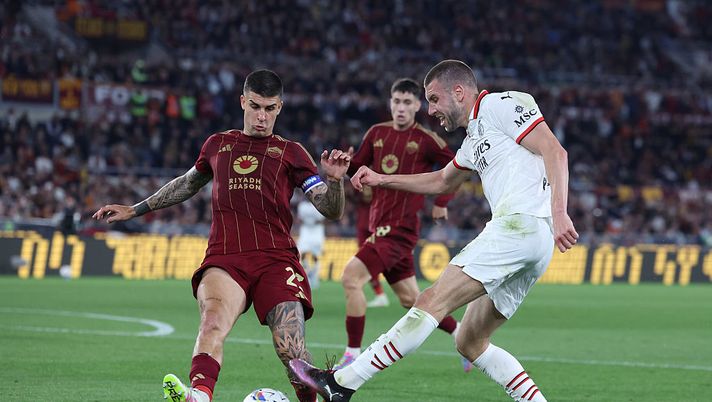 ROME, ITALY - MAY 18: Streahinja Pavlovic of AC Milan competes for the ball with Gianluca Mancini of AS Roma during the Serie A match between Roma and AC Milan at Stadio Olimpico on May 18, 2025 in Rome, Italy. (Photo by Claudio Villa/AC Milan via Getty Images) Milan-Roma, dove vedere il big match in diretta tv e streaming LIVE - immagine 1
