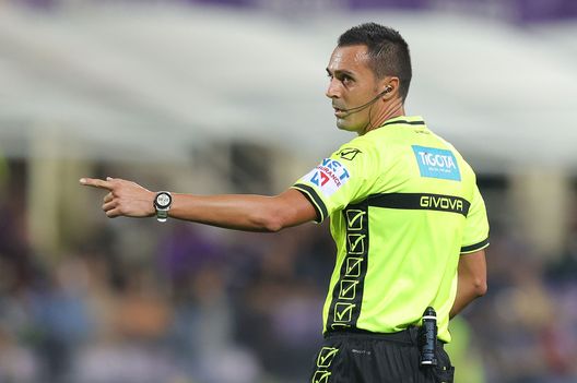 FLORENCE, ITALY - OCTOBER 02: Marco Di Bello referee gestures during the Serie A TIM match between ACF Fiorentina and Cagliari Calcio at Stadio Artemio Franchi on October 2, 2023 in Florence, Italy. (Photo by Gabriele Maltinti/Getty Images) FINALE – Milan-Fiorentina 1-0. Un’ingenuità costa cara, attacco ancora a secco - immagine 4