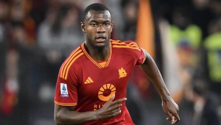 ROME, ITALY - MAY 05: Evan Ndicka of AS Roma in action during the Serie A TIM match between AS Roma and Juventus at Stadio Olimpico on May 05, 2024 in Rome, Italy. (Photo by Fabio Rossi/AS Roma via Getty Images) Tutti gli assist di giornata LIVE: +1 per Bove e Adli. La spiegazione su McKennie e Ndicka - immagine 1