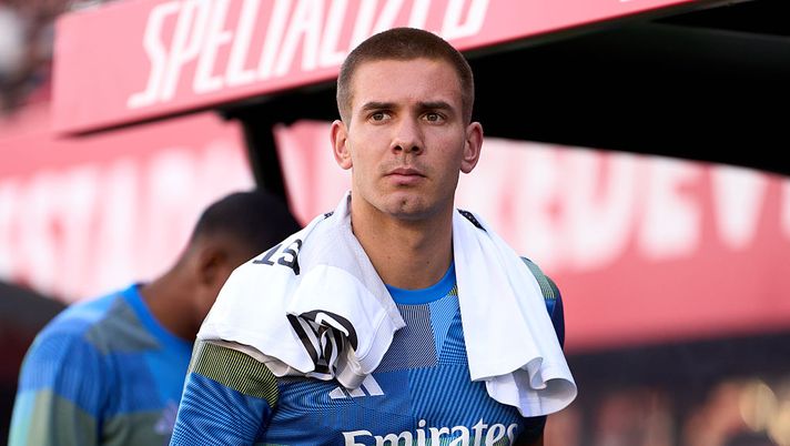 MALLORCA, SPAIN - APRIL 04: Franco Mastantuono of Real Madrid CF looks on from the bench prior to the LaLiga EA Sports match between RCD Mallorca and Real Madrid CF at Estadio Daredevil Son Moix on April 04, 2026 in Mallorca, Spain. (Photo by Alex Caparros/Getty Images) Real Madrid, Mastantuono ai margini: ha giocato solo 70 minuti nelle ultime 13 partite. Rischia il Mondiale? - immagine 1