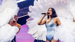 Dua Lipa si sposerà con Callum Turner: “Siamo fidanzati, l’anello mi fa impazzire”