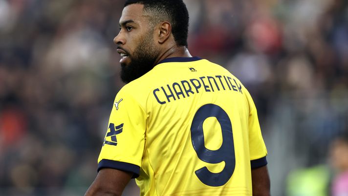 VENICE, ITALY - NOVEMBER 09: Gabriel Charpentier of Parma looks on during the Serie A match between Venezia and Parma at Stadio Pier Luigi Penzo on November 09, 2024 in Venice, Italy. (Photo by Maurizio Lagana/Getty Images) Parma, infortunio per Charpentier: rottura del tendine d’Achille. Stagione finita - immagine 1