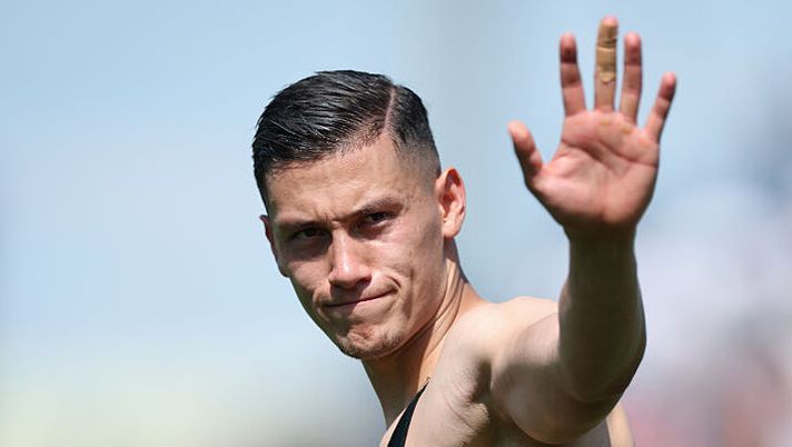 VENICE, ITALY - APRIL 27: Jay Idzes of Venezia thanks the home supporters at the end of the Serie A match between Venezia and AC Milan at Stadio Pier Luigi Penzo on April 27, 2025 in Venice, Italy. (Photo by Timothy Rogers/Getty Images) FLASH – Doppio acquisto dal Venezia: Idzes e Candé restano in Serie A, c’è l’accordo - immagine 1