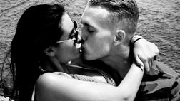 Karsdorp, la moglie lo sostiene dopo l’errore con una foto romantica sui social