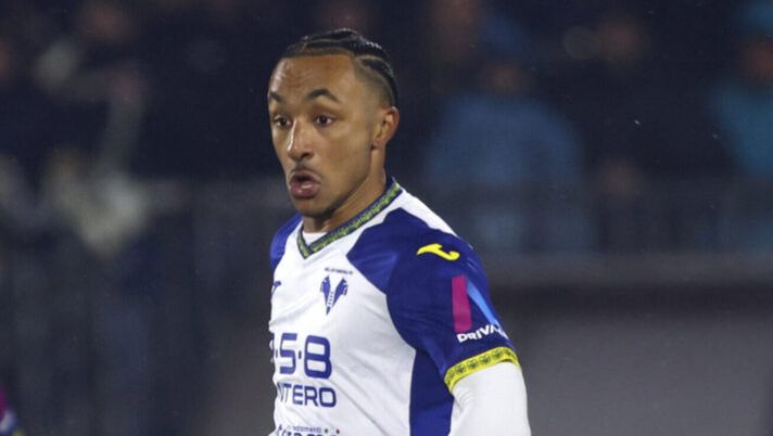 VENICE, ITALY - JANUARY 27: Dailon Rocha Livramento of Verona during the Serie A match between Venezia and Verona at Stadio Pier Luigi Penzo on January 27, 2025 in Venice, Italy. (Photo by Maurizio Lagana/Getty Images) Verona, preoccupa Serdar e cosa filtra sulle condizioni di Livramento: le ultime - immagine 1