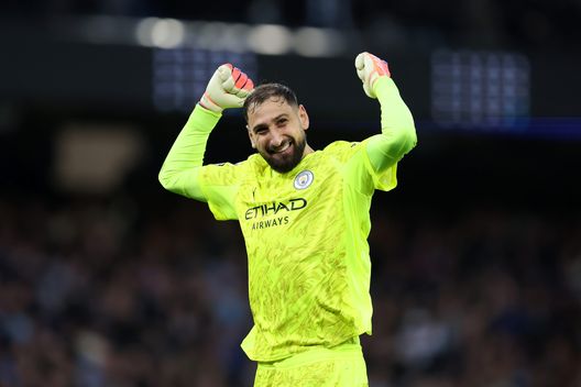 MANCHESTER, INGHILTERRA - 6 DICEMBRE: Gianluigi Donnarumma del Manchester City festeggia il secondo gol della sua squadra, segnato da Josko Gvardiol (non in foto) durante la partita di Premier League tra Manchester City e Sunderland all'Etihad Stadium il 6 dicembre 2025 a Manchester, Inghilterra. (Foto di Matt McNulty/Getty Images)