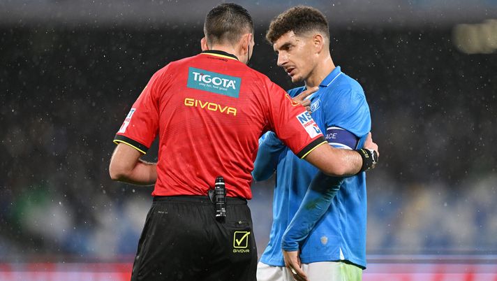 NAPLES, ITALY - DECEMBER 08: Giovanni Di Lorenzo of Napoli with referee Andrea Colombo during the Serie A match between Napoli and SS Lazio at Stadio Diego Armando Maradona on December 08, 2024 in Naples, Italy. (Photo by Francesco Pecoraro/Getty Images) colombo